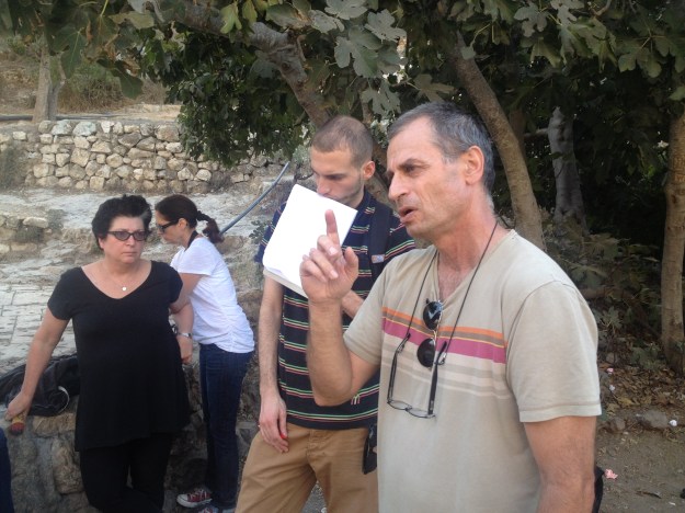 Zochrot's Eitan Bronstein leading a tour of Lifta