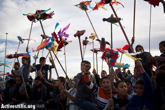 Children flying kites to the demonstration against the Prawer Plan during November 30 "Day of Rage" protest outside Hura in the Negev Desert. 